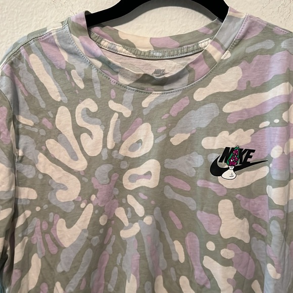 Men’s Nike Graphic Tee - Picture 4 of 5